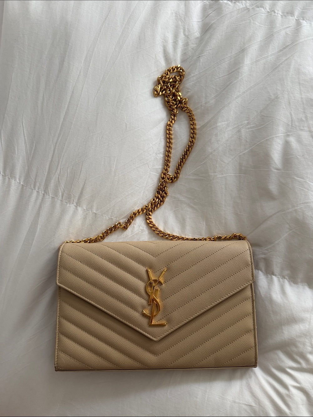 CASSANDRE ENVELOPE CHAIN WALLET IN GRAIN DE POUDRE LEATHER - Picture 3 of 6